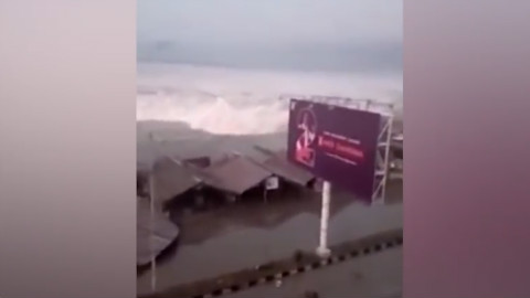 地震海啸轮番袭击印尼 3米巨浪瞬间吞噬房屋